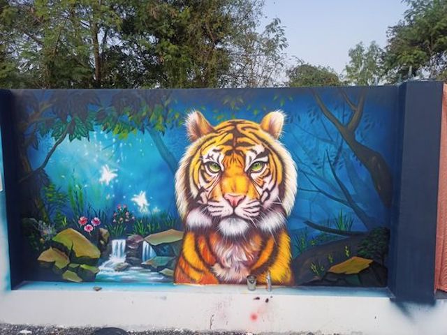 Vẽ tranh tường ngoài trời