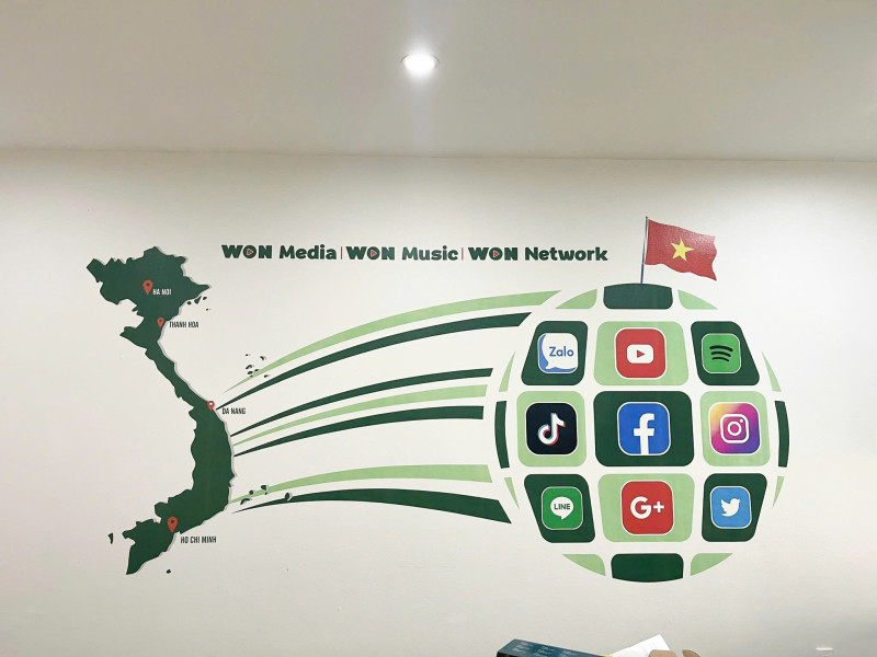 Vẽ tranh tường văn phòng bằng máy